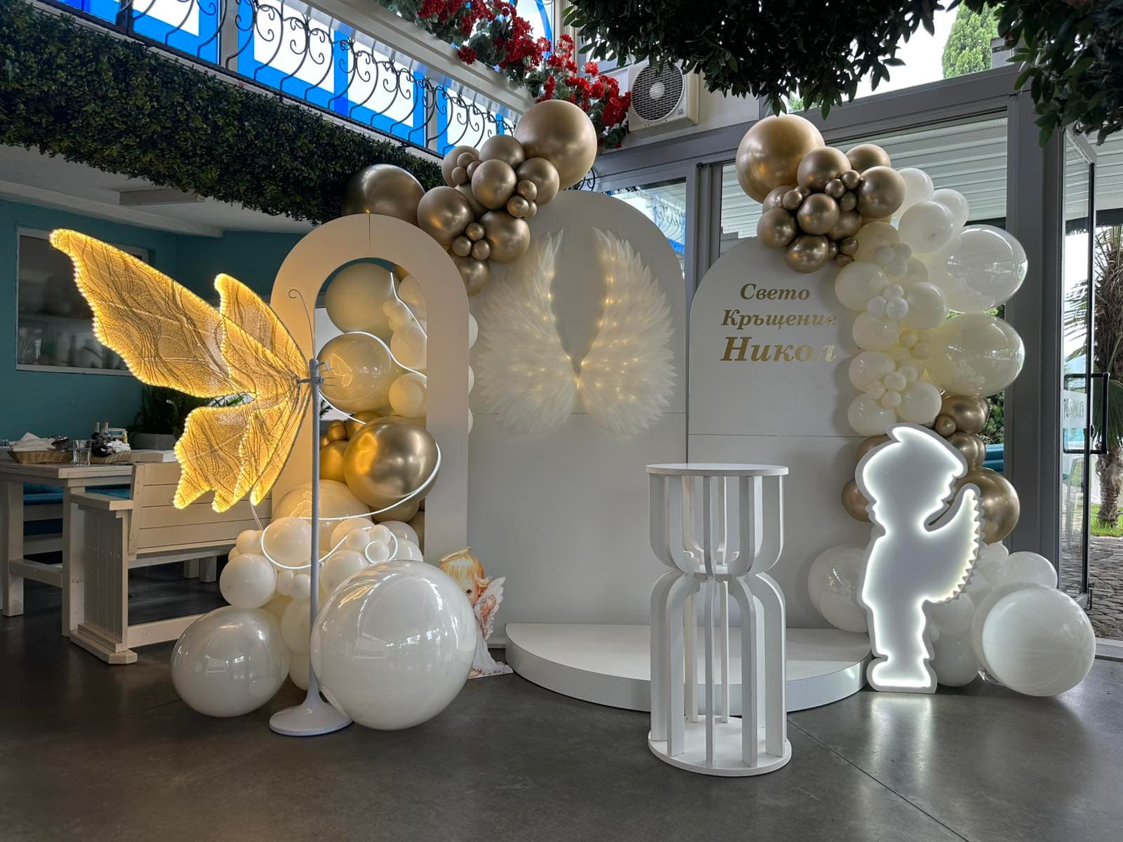Луксозна балонна украса за кръщене в бяло и златно с ангелски крила — Lum Decor